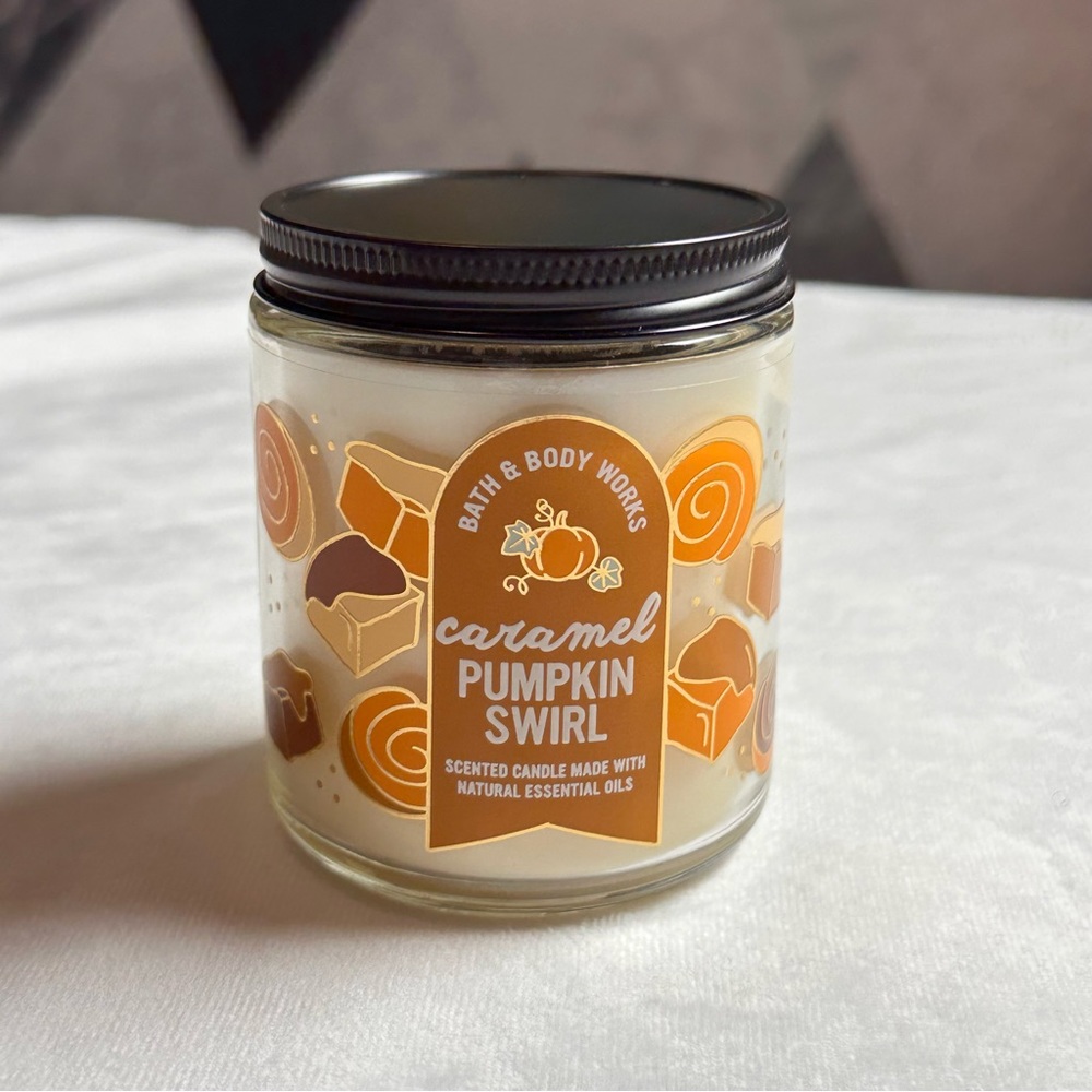 1 Bath & Body Works Caramel Pumpkin Swirl Scented Candle Single Wick 7 oz Lidded